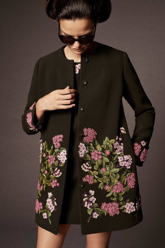 Manteau noir avec broderie florale