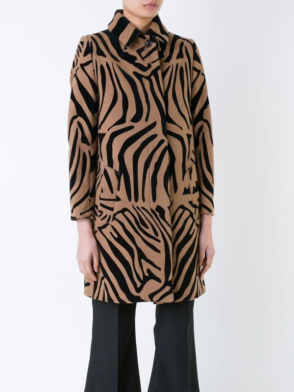 Fată într-un palton cu imprimeu zebra