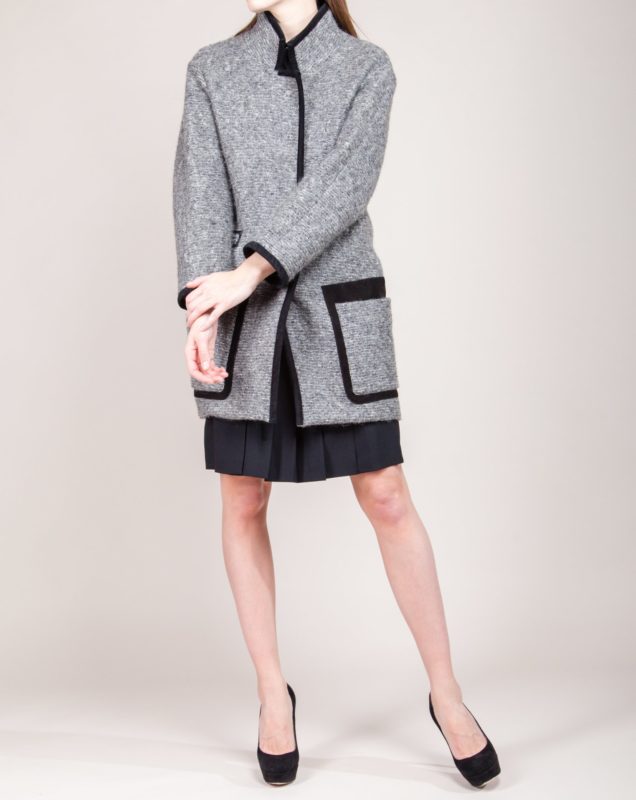 Manteau en tweed gris avec des accents de daim noir