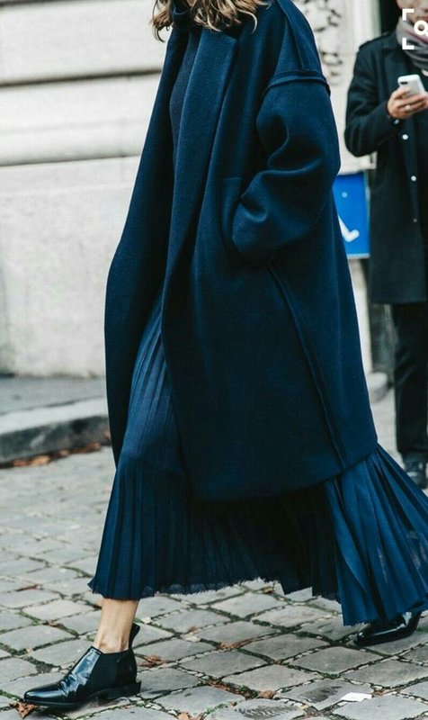 Long manteau surdimensionné combiné à une jupe longue plissée