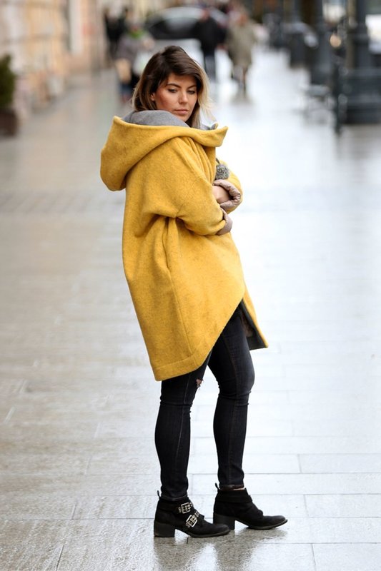 Manteau oversize jaune avec une grande capuche