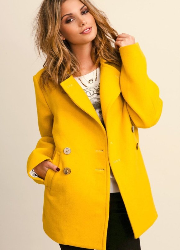 Fată în haină galbenă