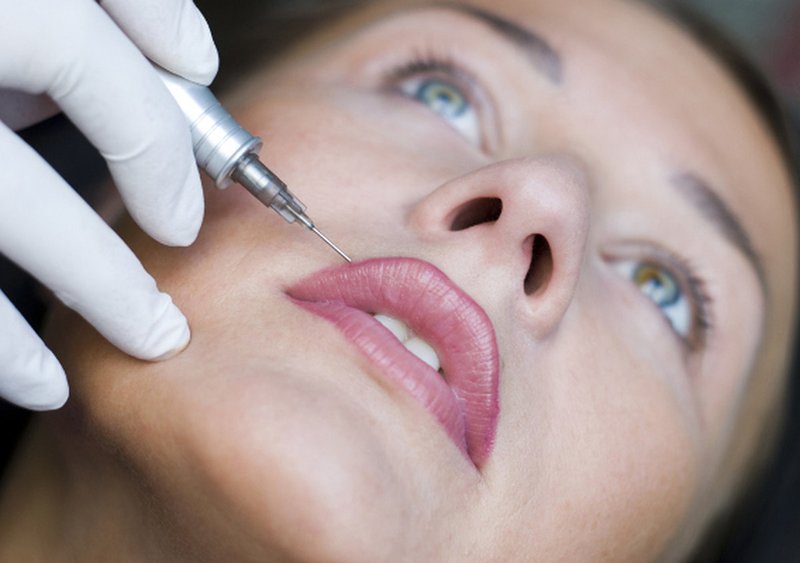 De procedure voor het aanbrengen van pigment op de lippen