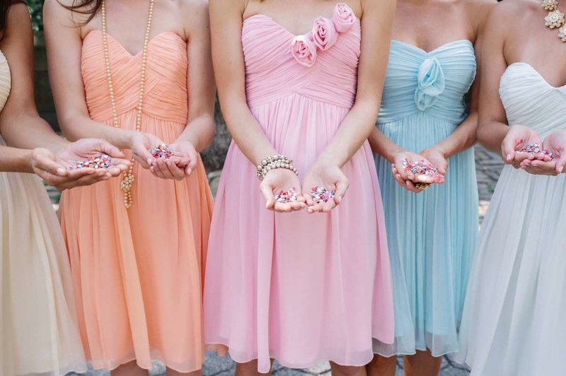 ألوان فستان الزفاف