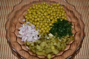 Grønn ertesalat og syltede agurker