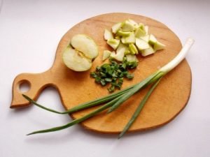 Surkål salat med eple og grønn løk