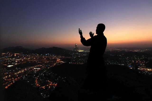 Musulmanul citește rugăciunea de seară
