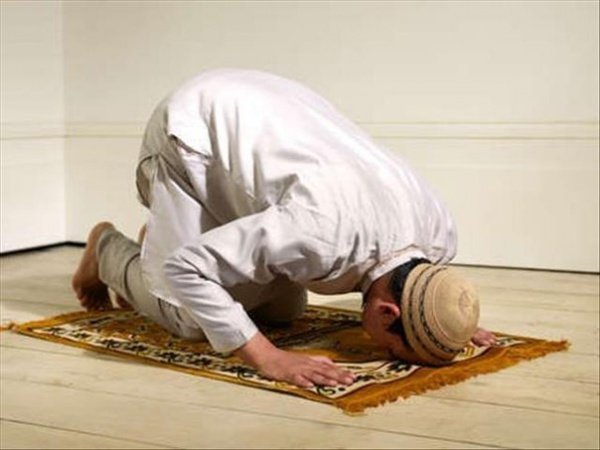 صلاة المسلمين راكعة وتنحني على الأرض
