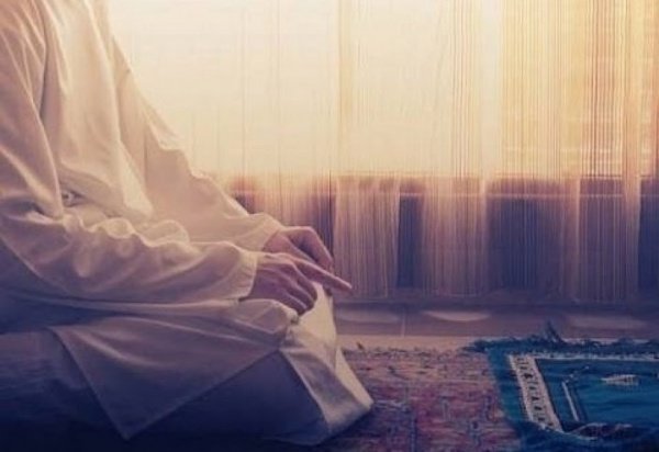 Muslim forklarer hvordan man leser sura