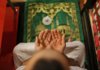 Muzułmanin czyta surę przed pójściem spać
