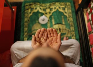 Musulmonas perskaito sura prieš miegą
