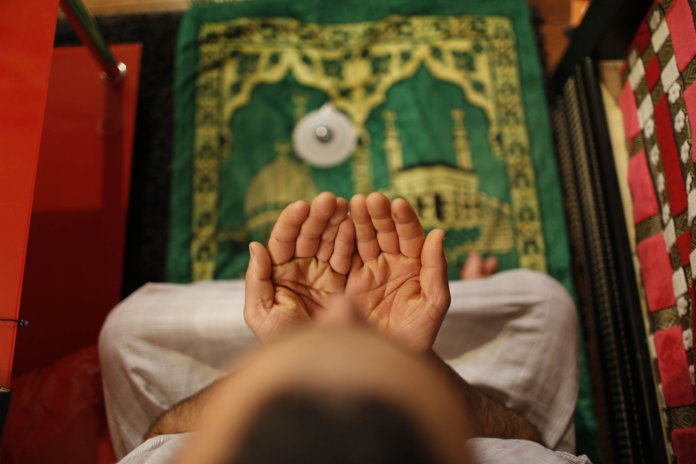 Den muslimske mannen leser surahen før han legger seg