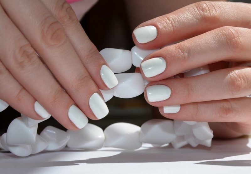 Klasyczny biały manicure na krótkie paznokcie