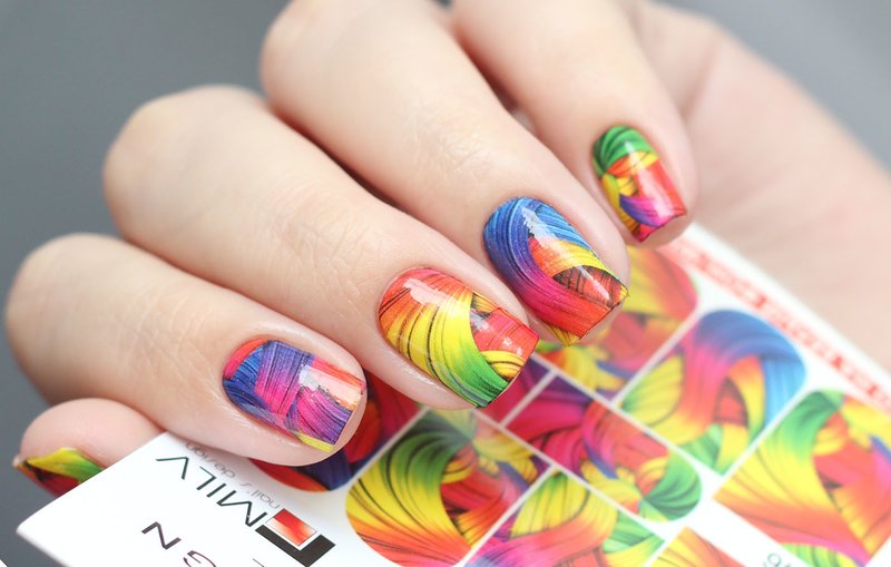 Abstraction multicolore glisse sur les ongles