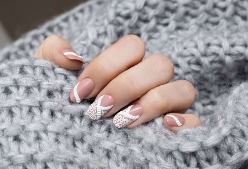 Model tricotat alb pe unghiile de lungime medie