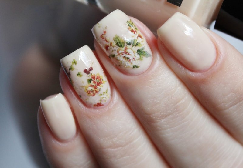 Nude manicure ze zjeżdżalnią w kwiaty