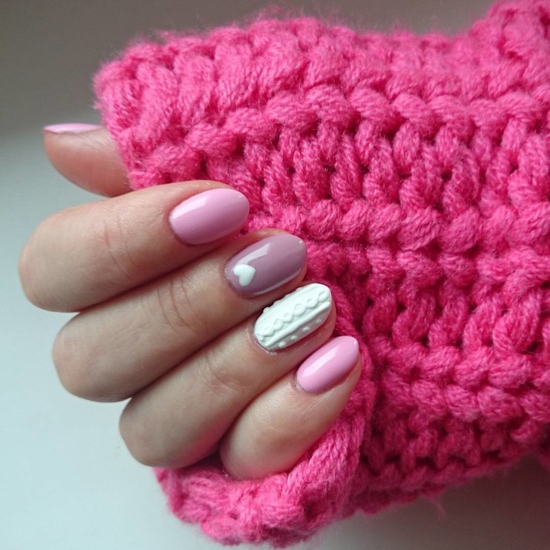 Manichiura tricotată roz pentru iarnă