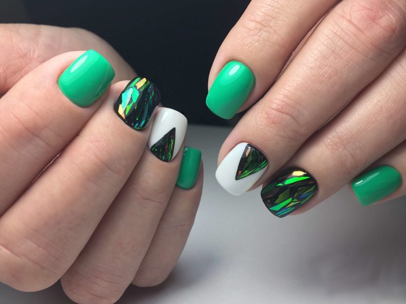 Zielony manicure z potłuczonym szkłem i trójkątnym otworem