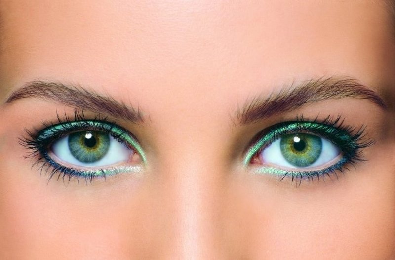 Makeup for grønne øyne med smaragd eyeliner