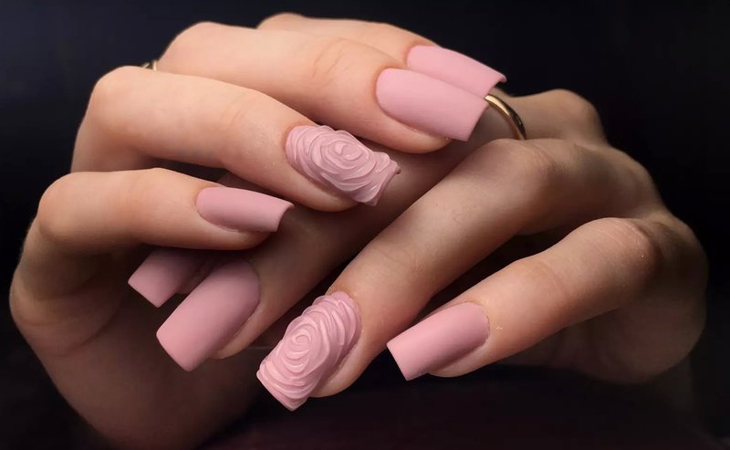 Manucure nue mate avec roses 3D