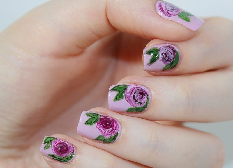 Clous violets nus avec roses peintes