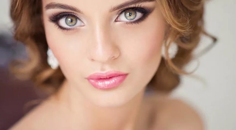 Delikatny różowy makijaż dla zielonych oczu