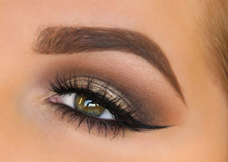 Makijaż ze złotą brązową strzałką dla brunetek o zielonych oczach