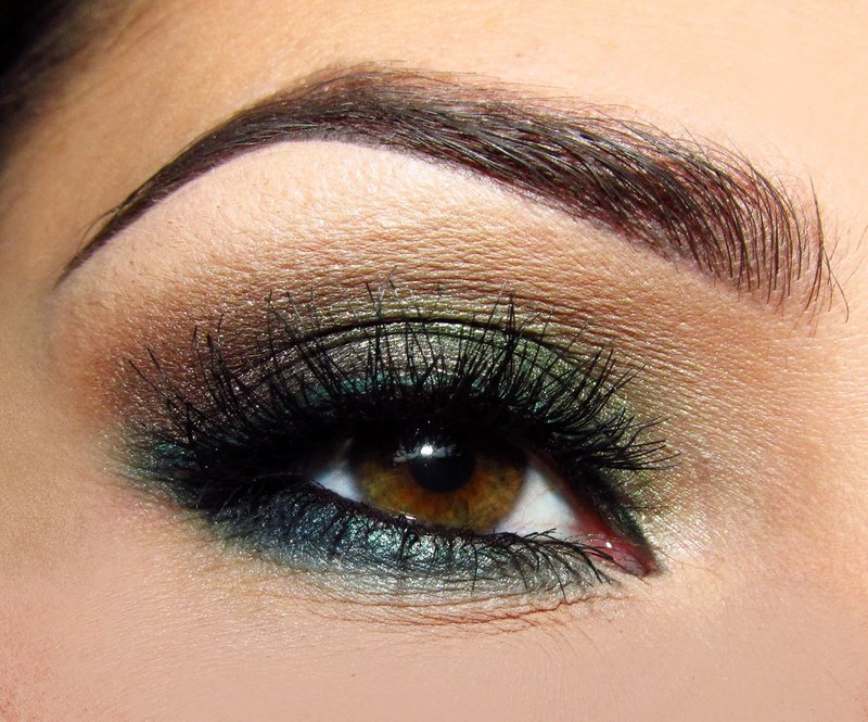 Zielony wieczorowy makijaż dla zielonych oczu