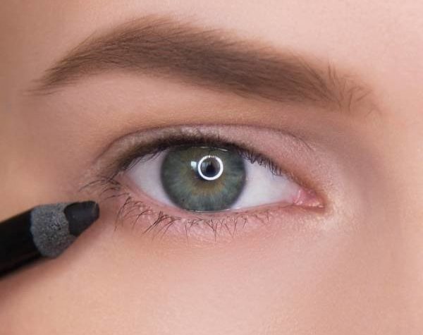 Potloodtekening van de bovenste contour van het ooglid