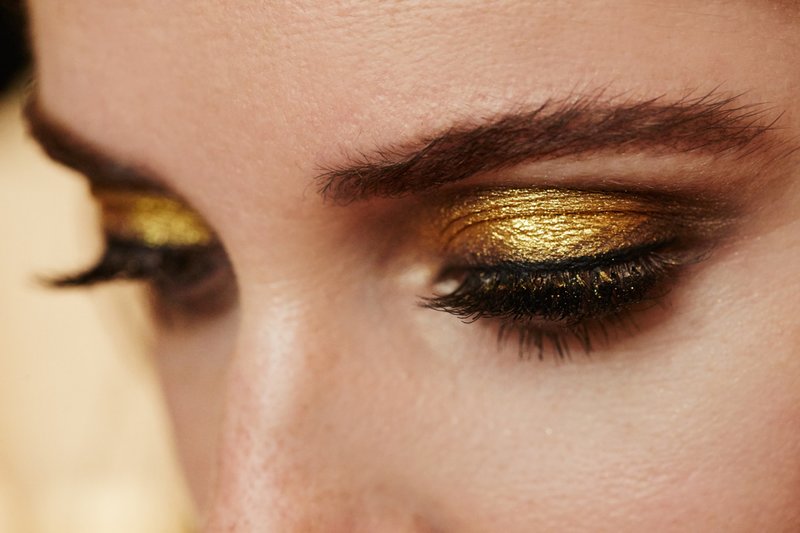 Maquillage à la mode avec des reflets dorés