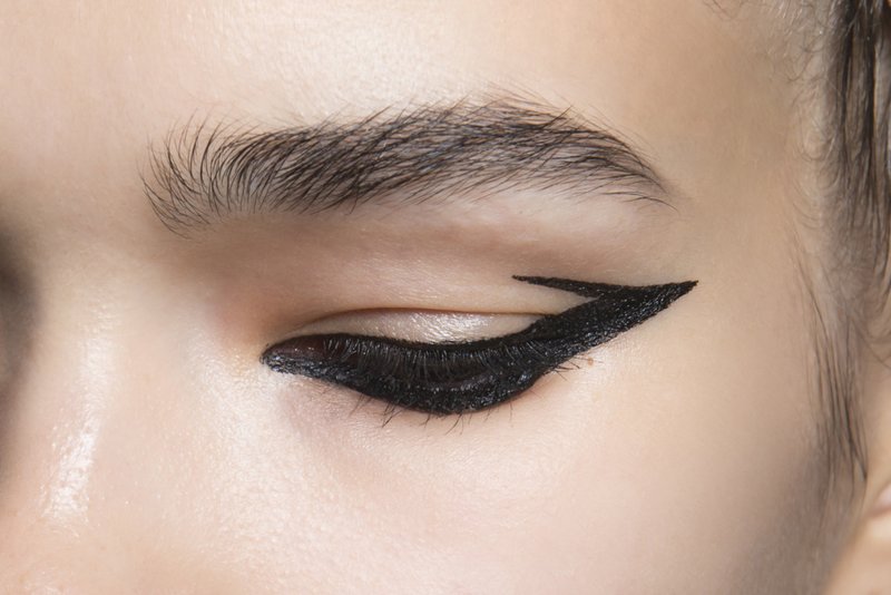 Maquillage nude avec des lignes asymétriques noires