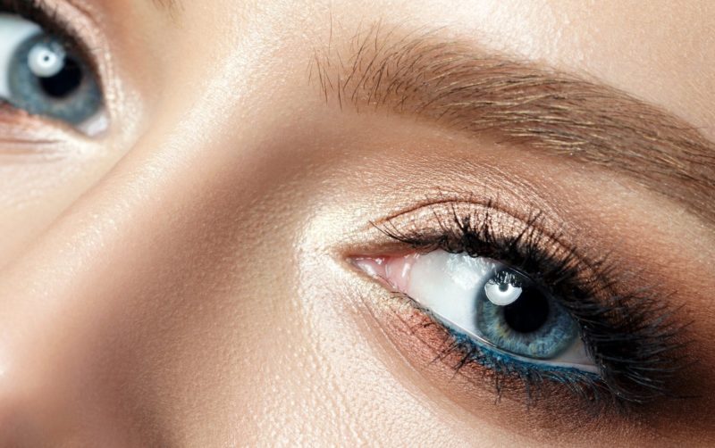 تقنية ماكياج العيون الزرقاء المزخرفة