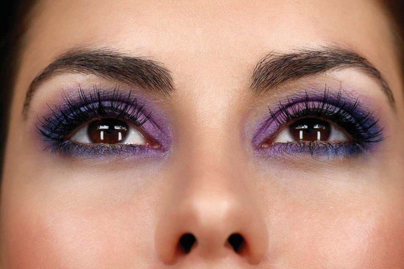 Makijaż w fioletowych odcieniach dla brunetek o brązowych oczach