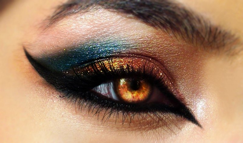 Oeil de chat de maquillage lumineux avec des nuances d'or et de bleu