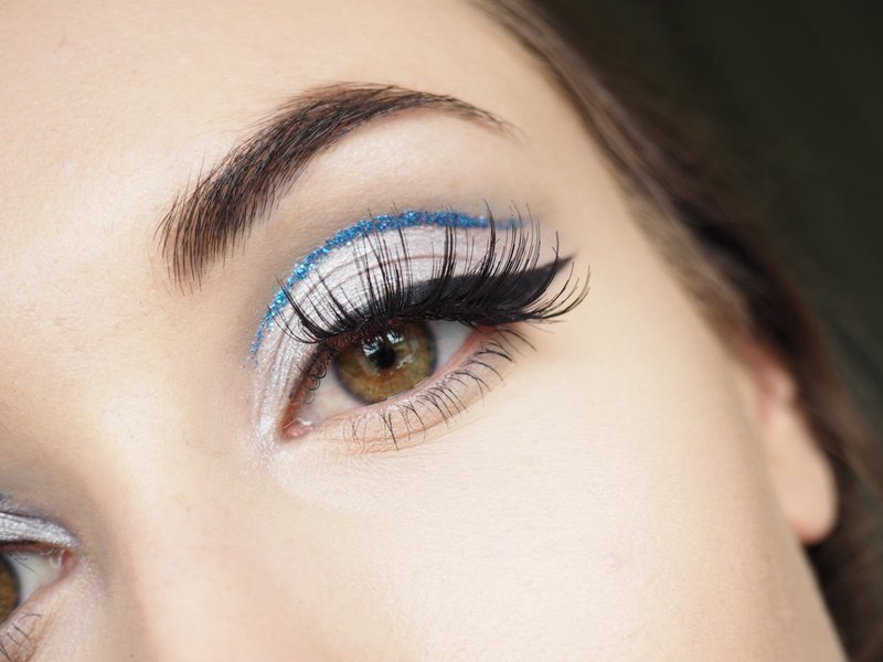 Plis minimaliste avec eye-liner bleu pailleté