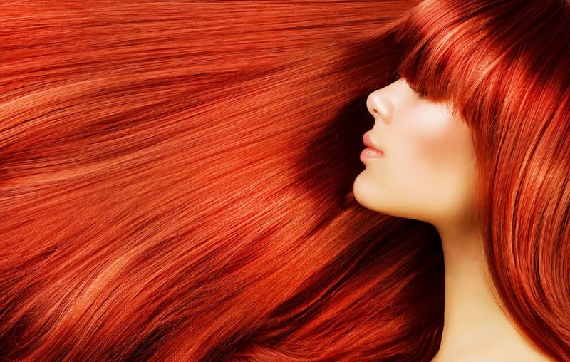 Cheveux teints en rouge
