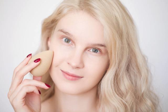 Tonal foundation-applikasjon - den andre fasen av naken makeup