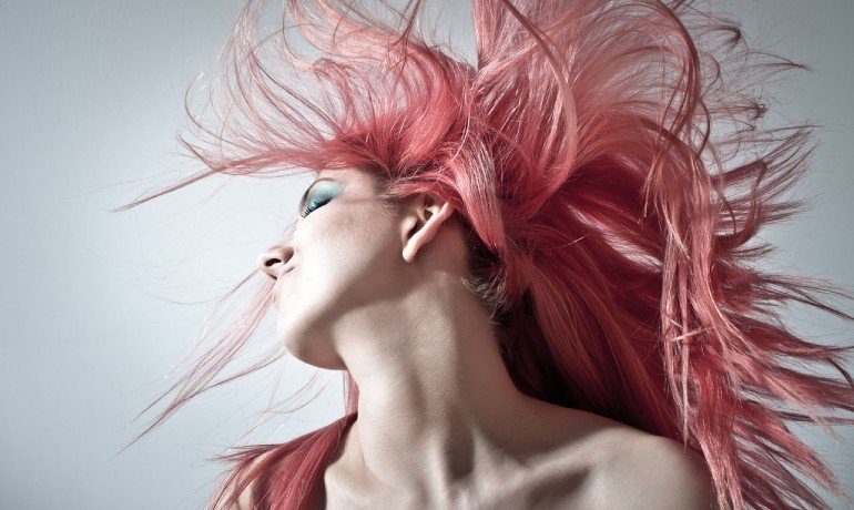 Cheveux teints en rose
