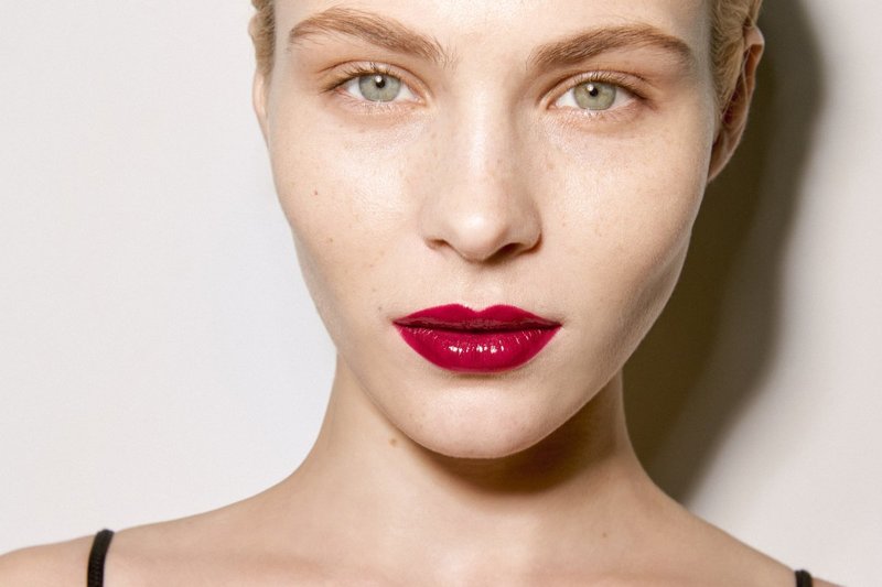 Maquillage nude avec rouge à lèvres écarlate
