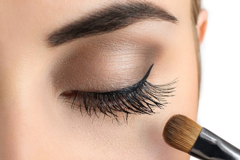 Dag make-up met naakt pijlen voor grijze ogen
