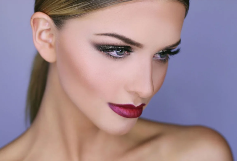 Rijke make-up met heldere lippenstift voor grijze ogen