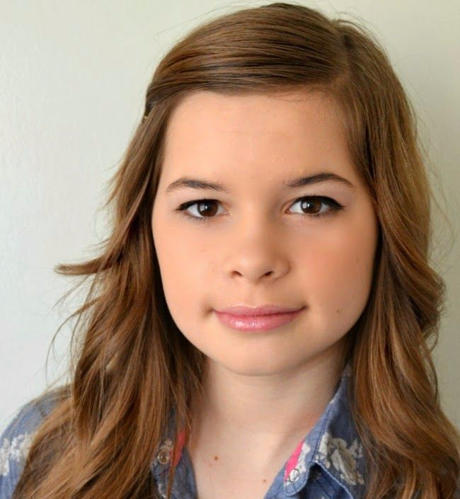 Makeup til en tenåring som bruker hvit øyenskygge og glans