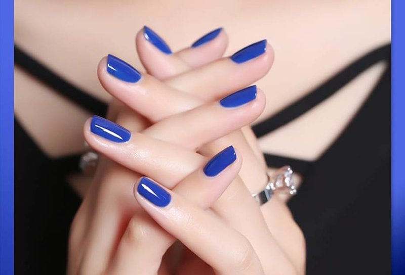 Manucure bleue sur ongles courts