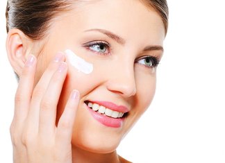 Radevit-crème op het gezicht aanbrengen