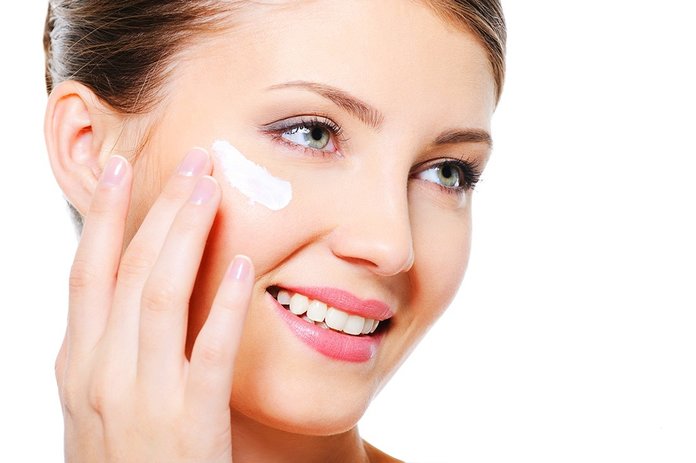 Radevit-crème op het gezicht aanbrengen