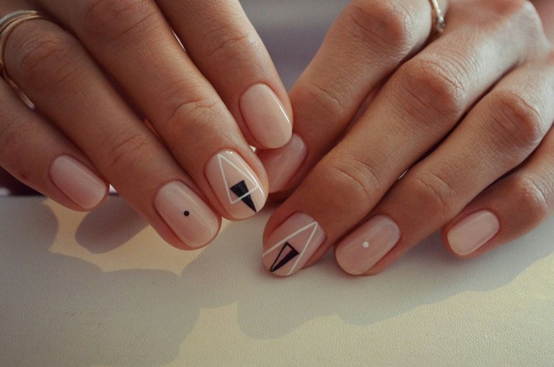 Manucure ongles avec des triangles.