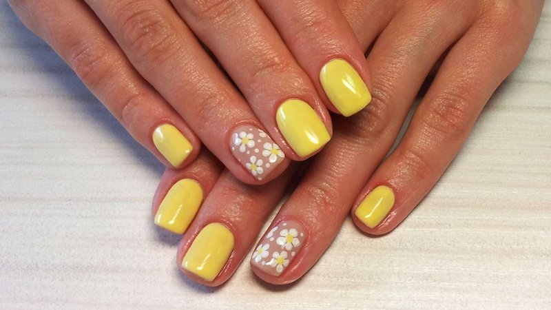 Manucure jaune avec des fleurs