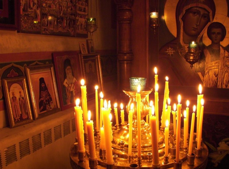 Înlăturarea corupției cu lumânările bisericii