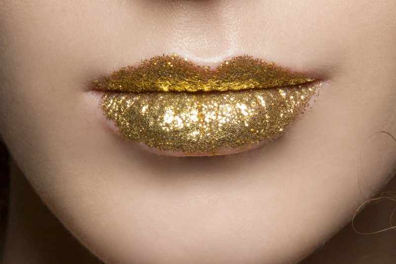 Lèvres paillettes d'or