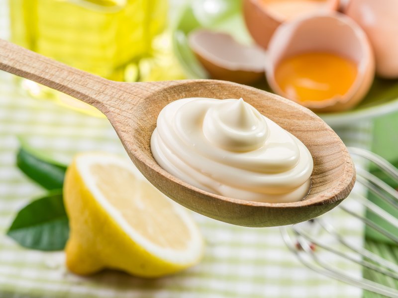 Een lepel zelfgemaakte mayonaise